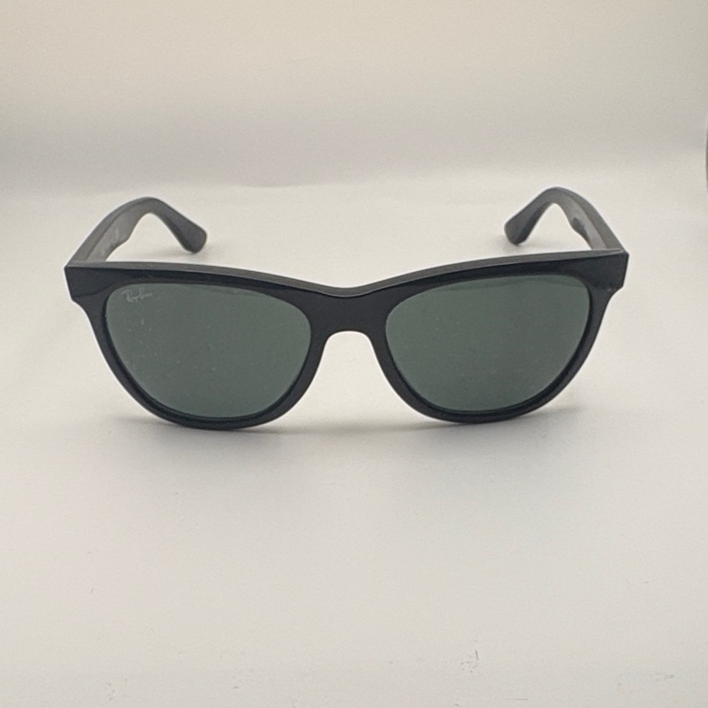 Ray-Ban Classic unisex Black Sunglasses 4184